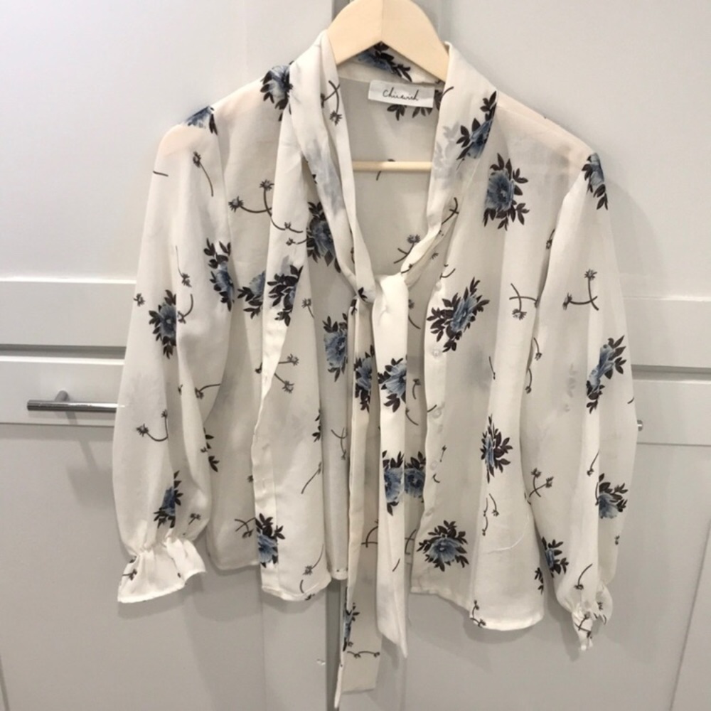 Blouse with floral navy pattern